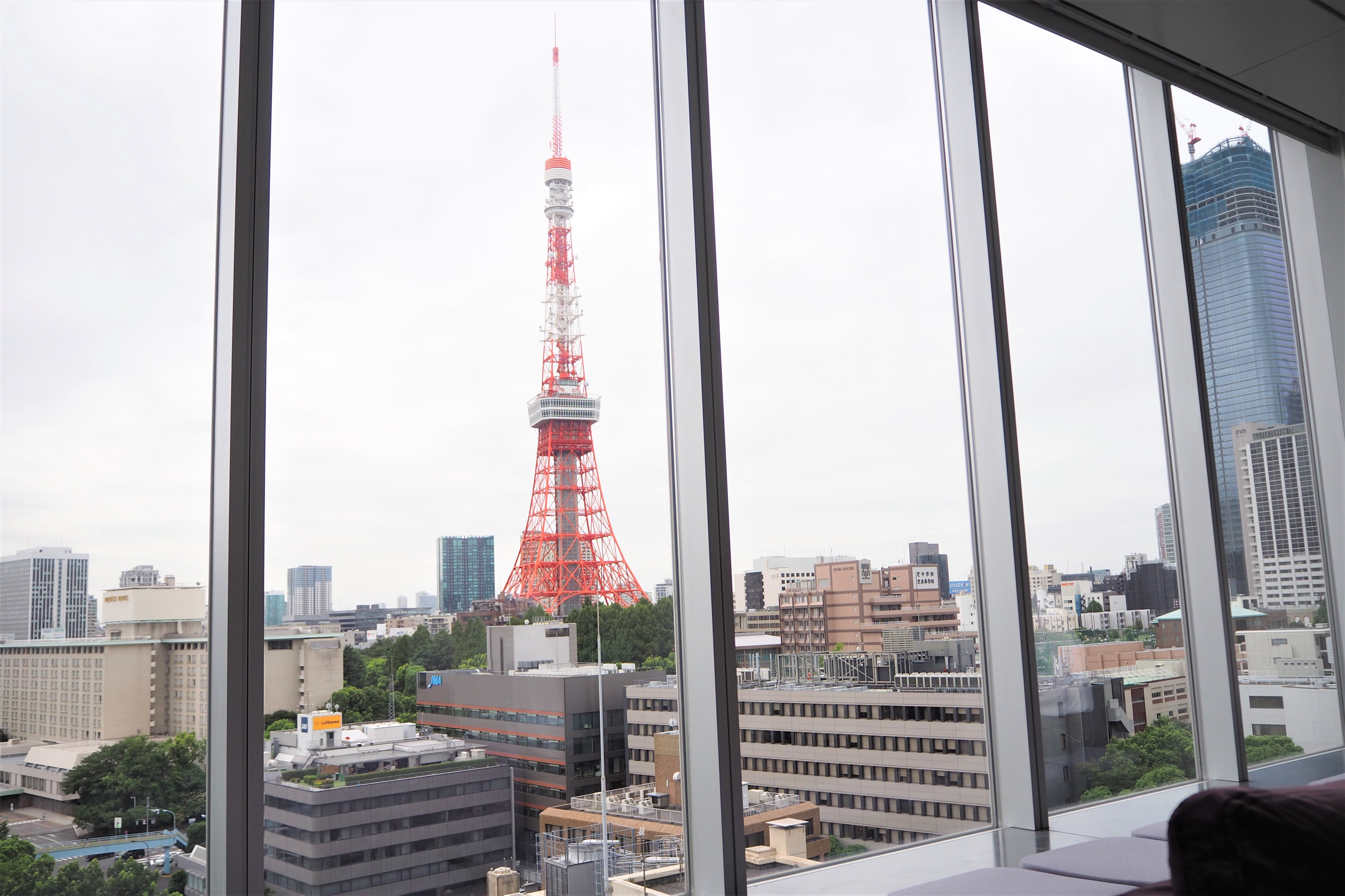 窓の外には東京タワーが