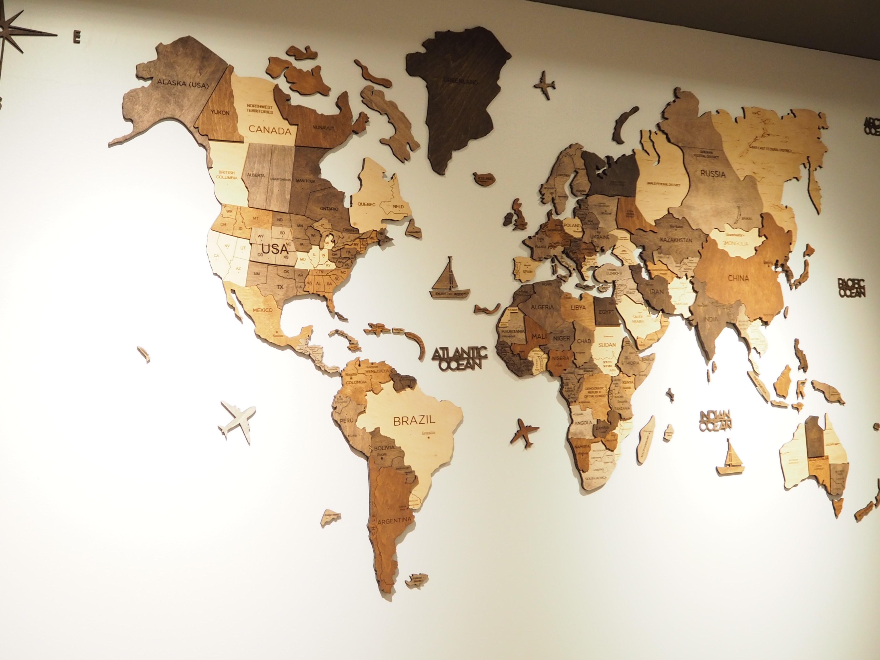 執務室の壁に貼られた世界地図パズル