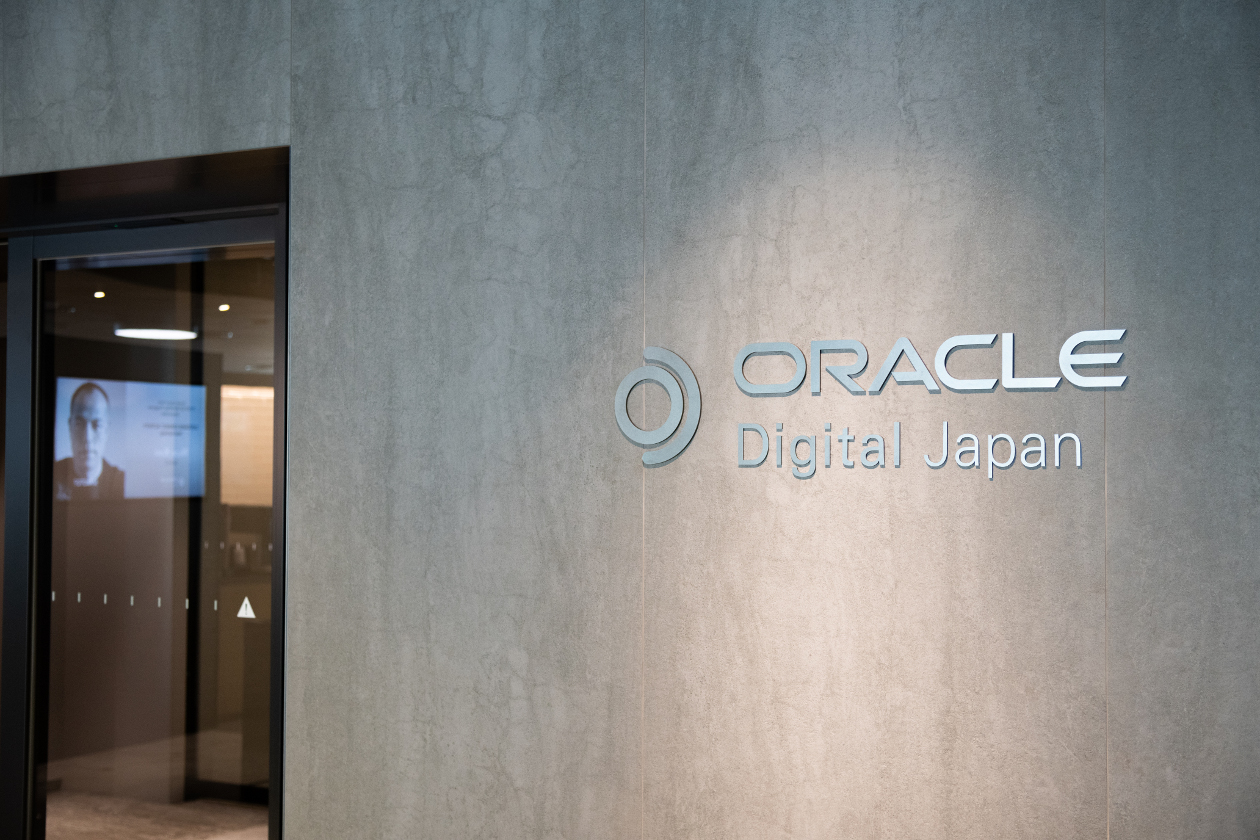 oracle-japan_エントランスのロゴ